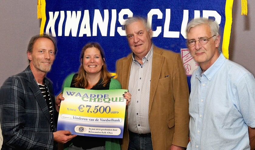 Voorzitter Stefan Prinssen van Kiwanis Club Oss, rechts het bestuur van de Voedselbank in Oss.