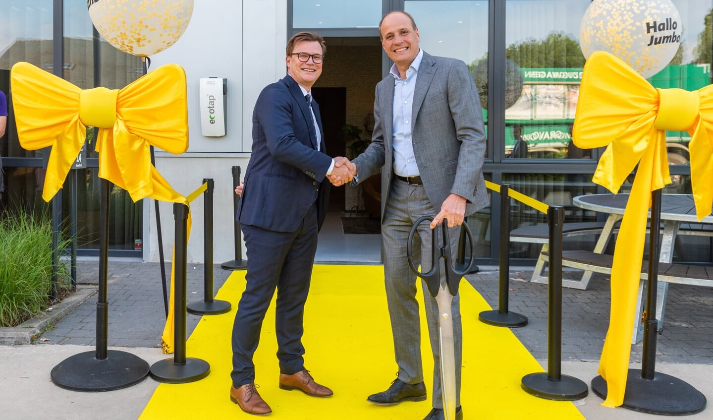 CEO Frits van Eerd (rechts) en managing director Peter Isaac voor het zojuist geopende Jumbo kantoor in Brasschaat.