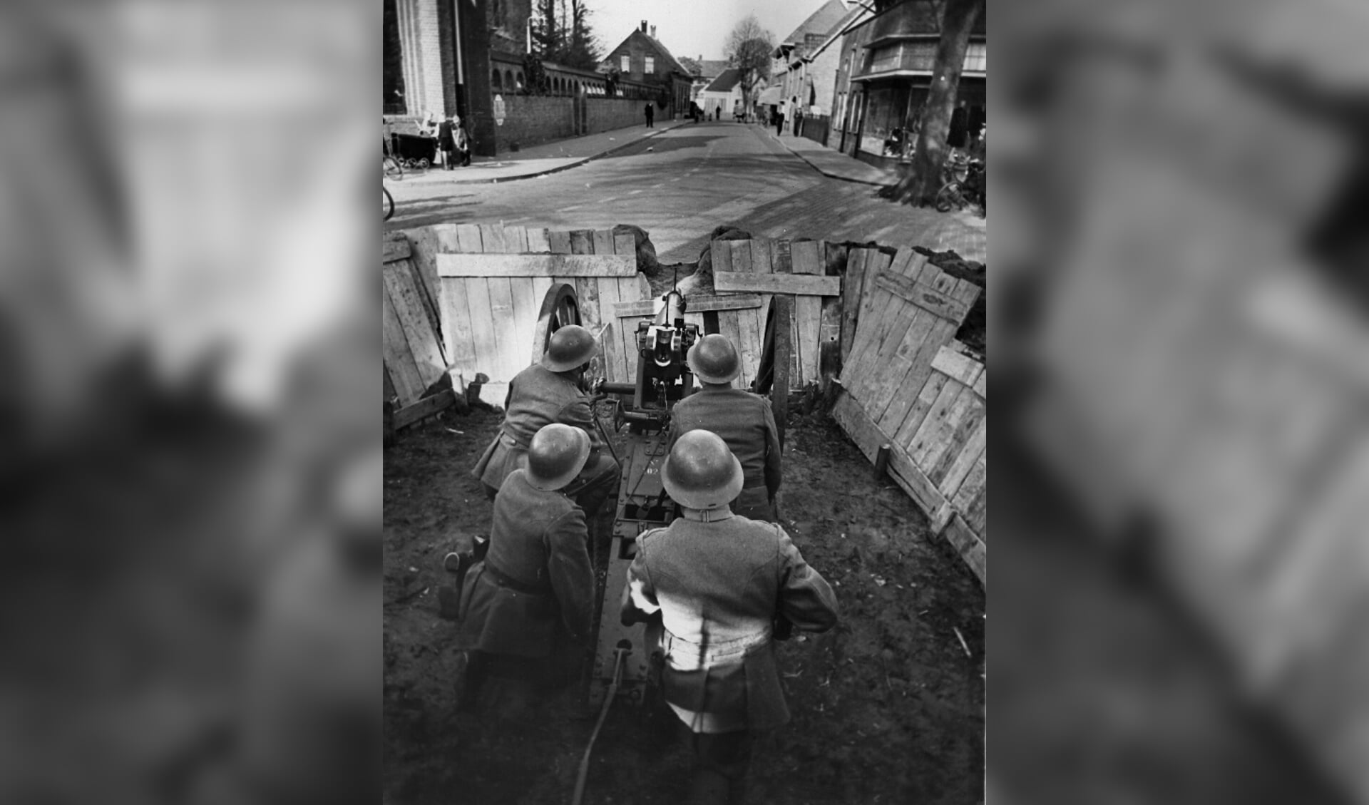 o	De zwart/wit foto toont Nederlandse troepen in Deurne bij een kanon tijdens de mobilisatieperiode. (Bron: NIMH, Nederlands Instituut voor Militaire Historie)