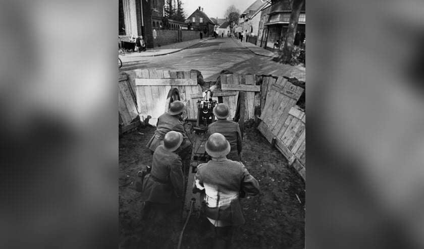 o De zwart/wit foto toont Nederlandse troepen in Deurne bij een kanon tijdens de mobilisatieperiode. (Bron: NIMH, Nederlands Instituut voor Militaire Historie)