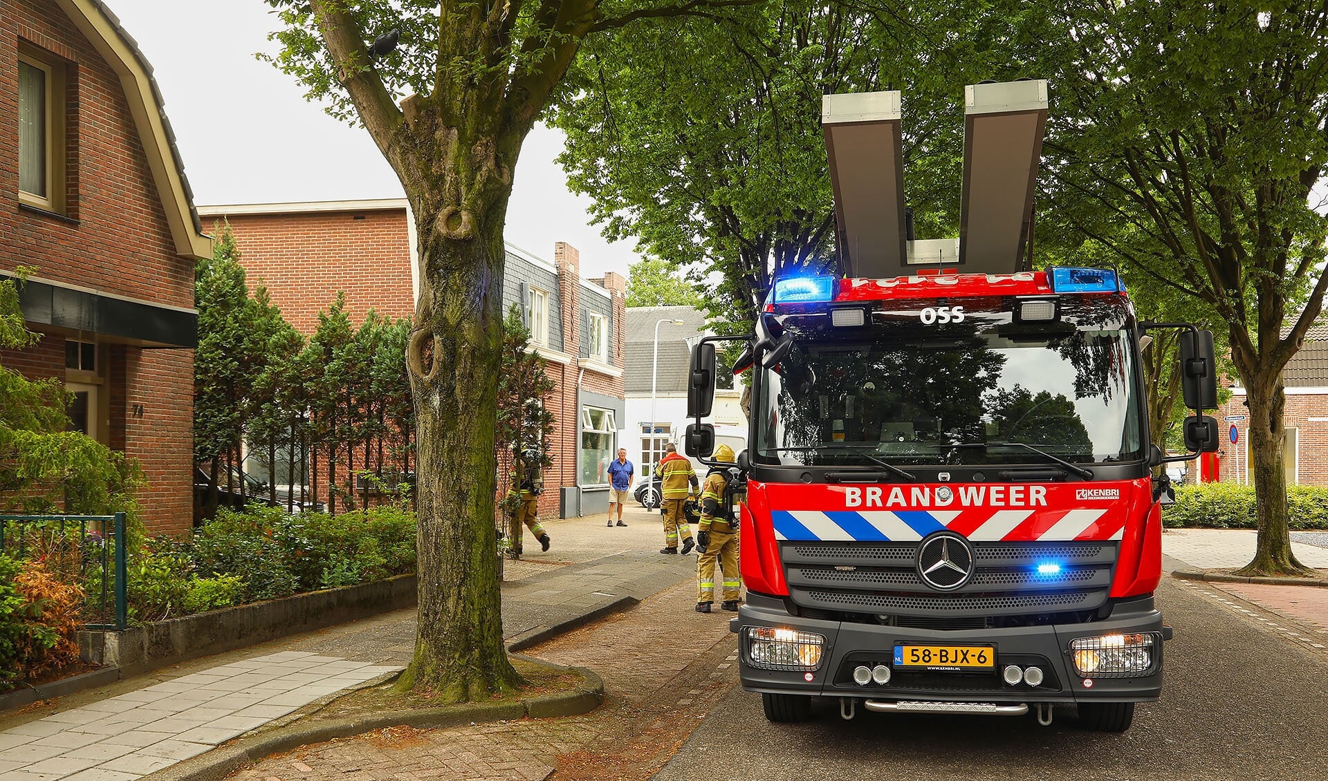 Brand ontstaan bij dakwerkzaamheden in Floraliastraat. (Foto: Gabor Heeres / Foto Mallo)