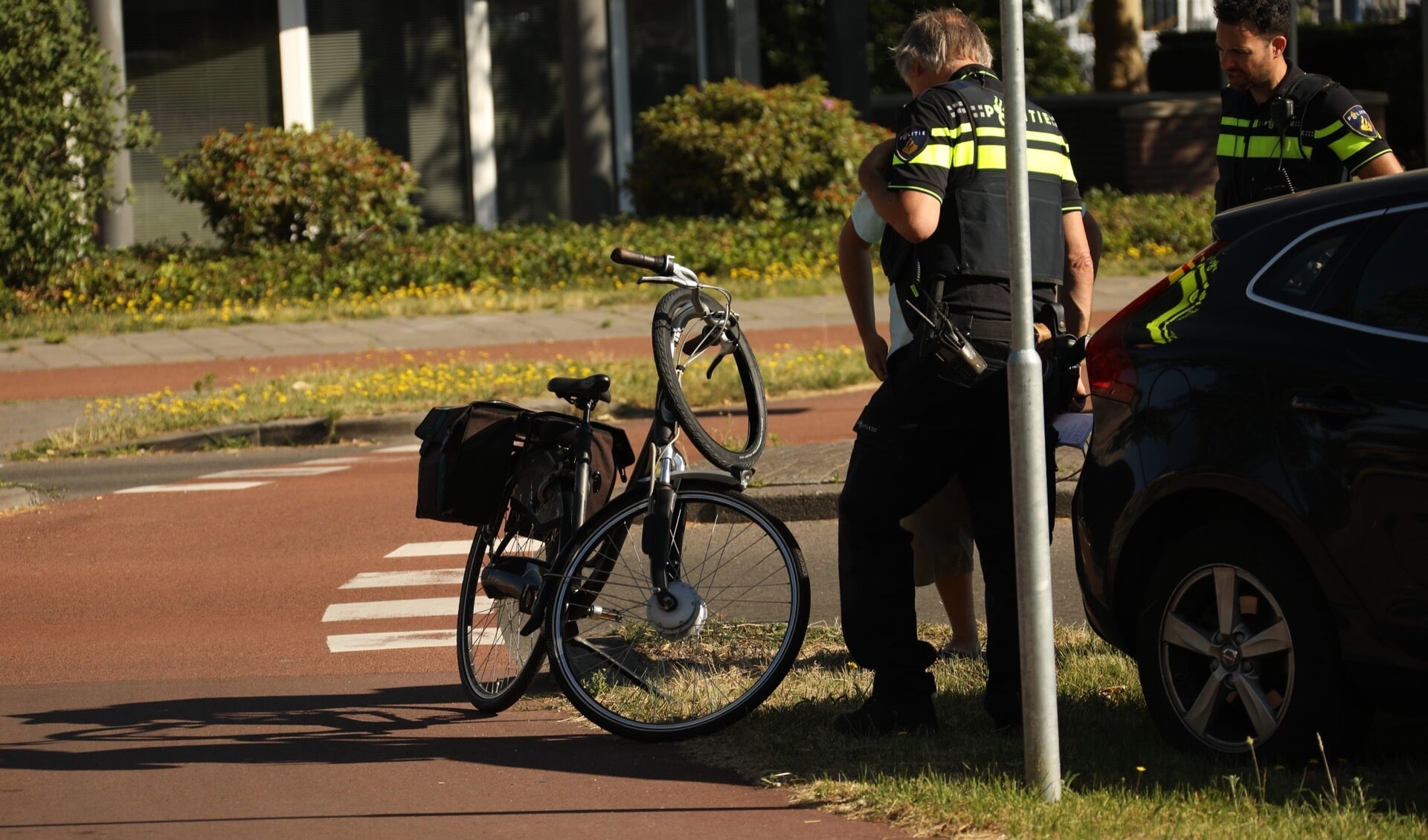 Gewonde bij ongeval op rotonde Euterpelaan. (Foto: Gabor Heeres / Foto Mallo)