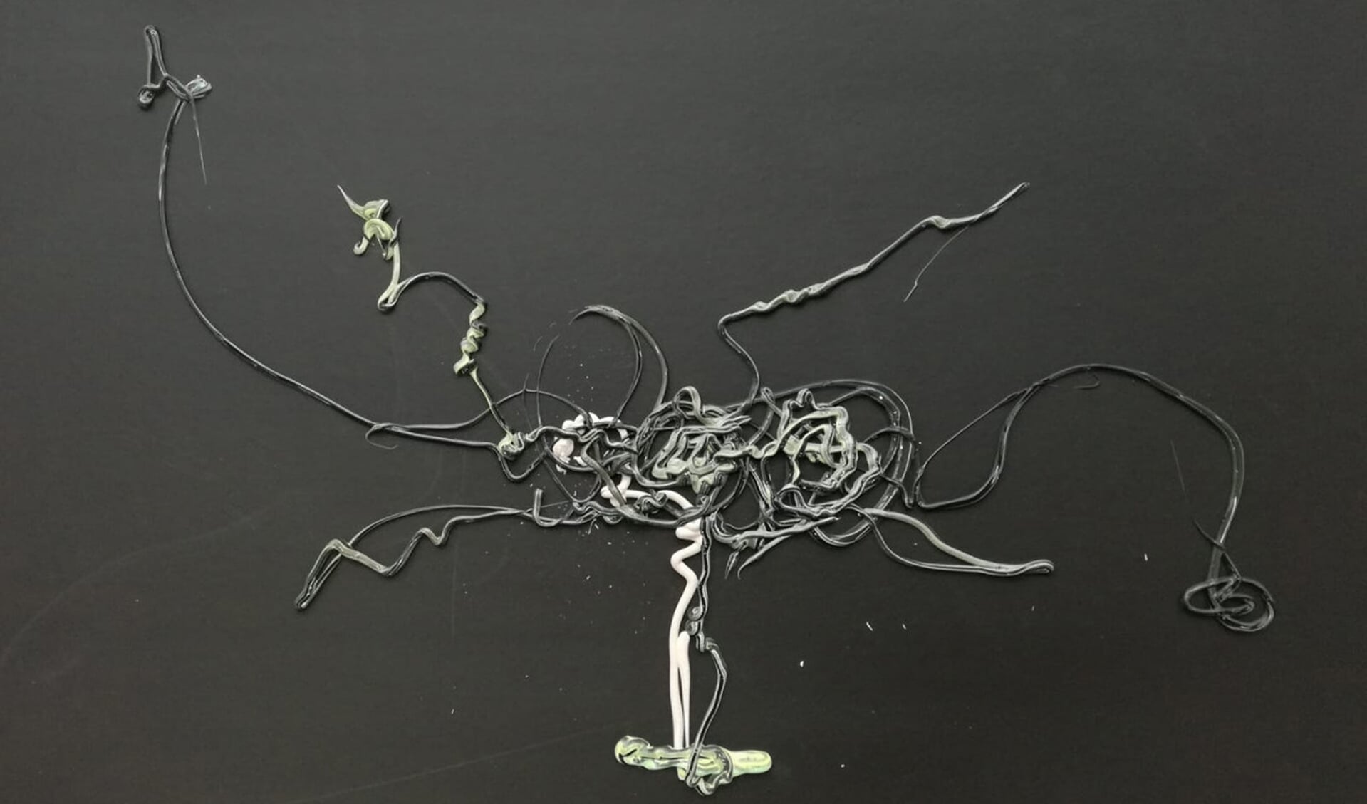 Mariëlle Smits met een kunstwerk van acrylverf op karton.