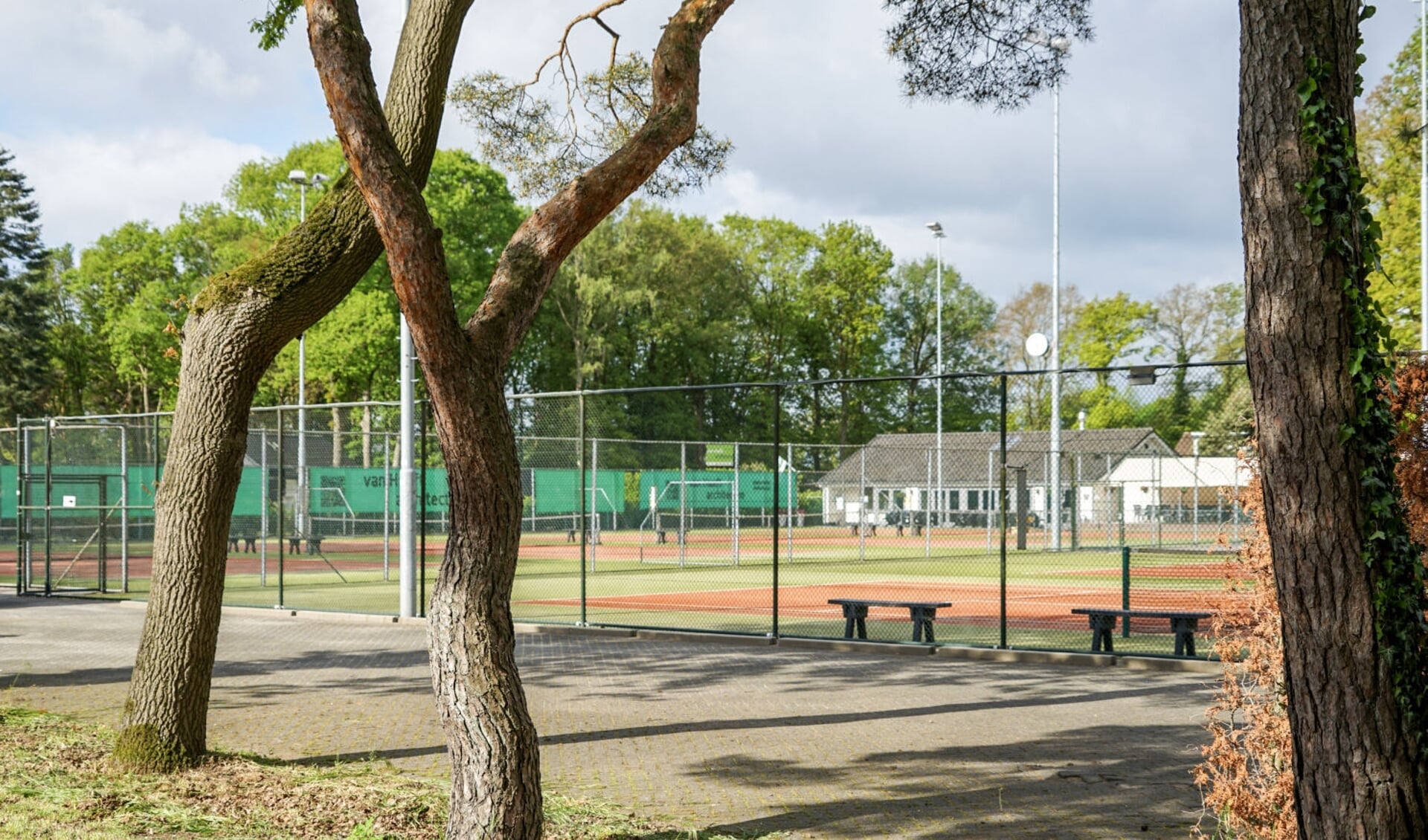 Het tennispark in Eerde ligt er goed bij. 