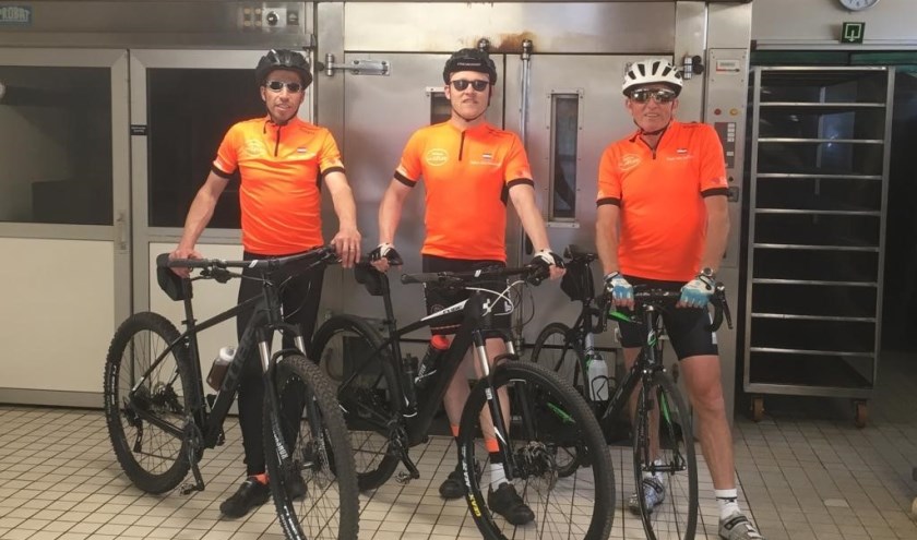 Het 'Bakfietsteam' van Bakkerij van Leur verkoopt komende zondag tijdens het Noordkade Festival in Veghel twee verschillende ijsjes.