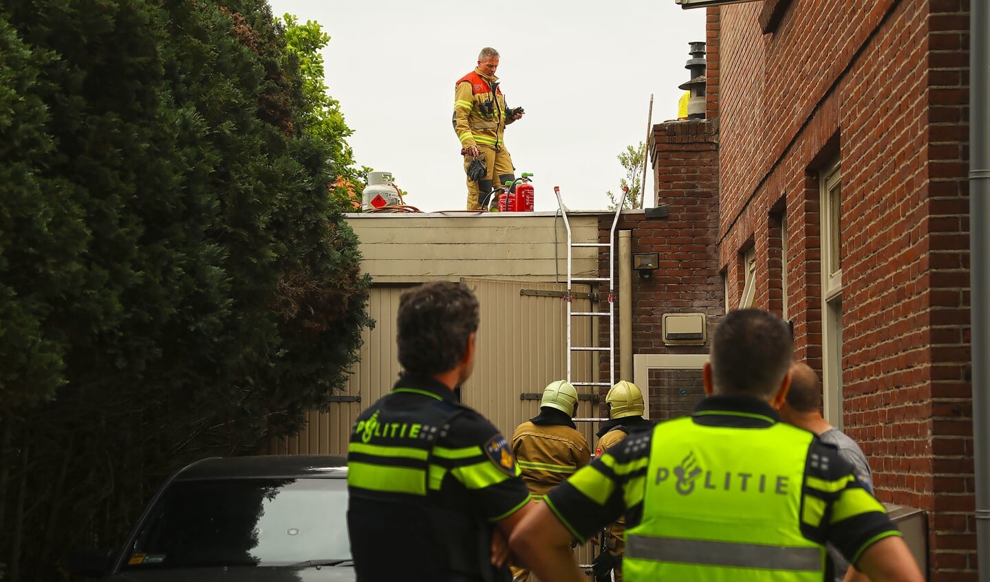 Brand ontstaan bij dakwerkzaamheden in Floraliastraat. (Foto: Gabor Heeres / Foto Mallo)