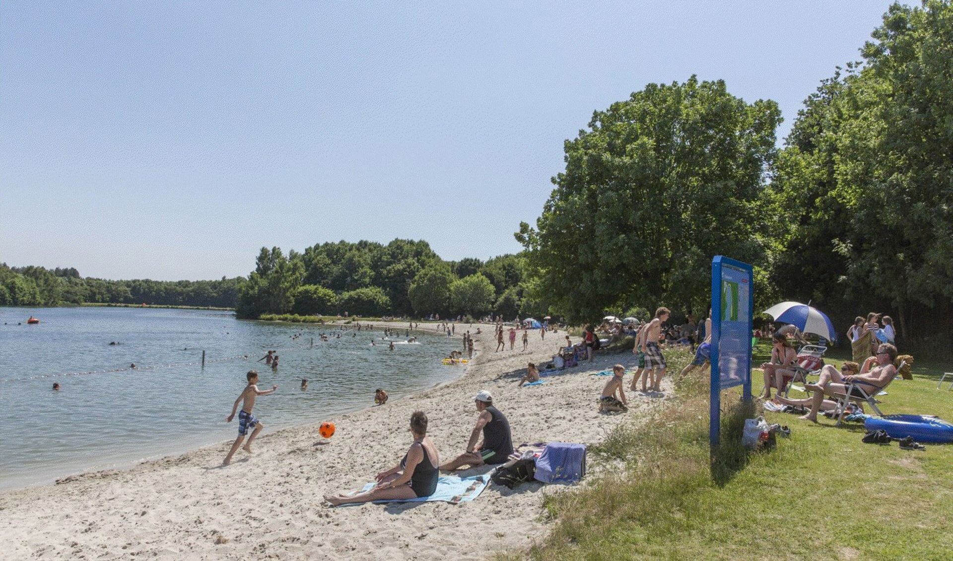 Een beeld dat inmiddels tot het verleden behoort: badgasten op het strand van 't Schaartven in Overloon.