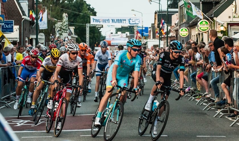 Wedstrijdbeeld uit een vorige editie. V.l.n.r.: Wout Poels (rechts), Peter Weening (blauw) en Bauke Mollema (rode fiets)