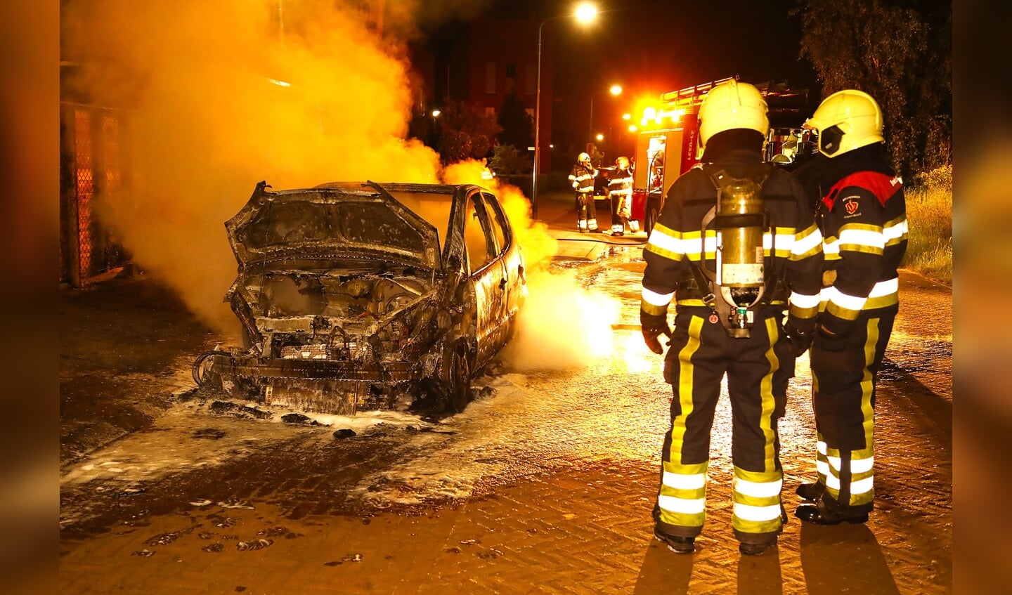 Autobrand in Berghem. (Foto: Gabor Heeres / Foto Mallo)