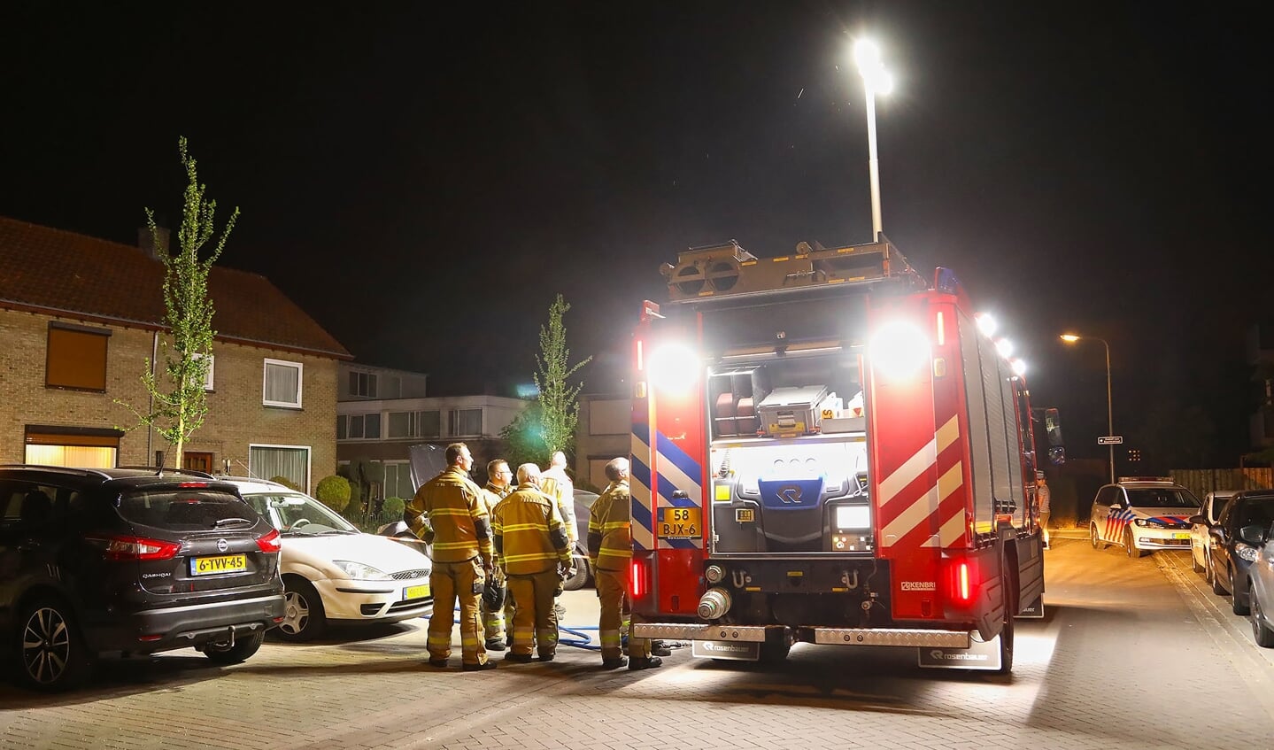 Opnieuw een autobrand in Osse Johan Doornstraat. (foto: Gabor Heeres / Foto Mallo)