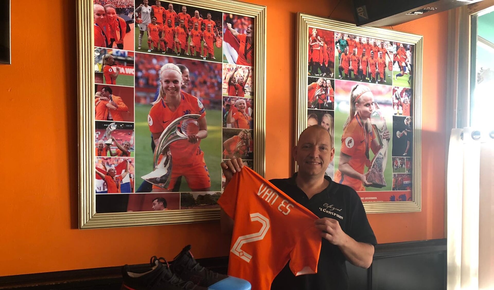 Kastelein Pascal Leenhouwers van café 't Centrum met het Oranjeshirt van de Boxmeerse international Kika van Es.