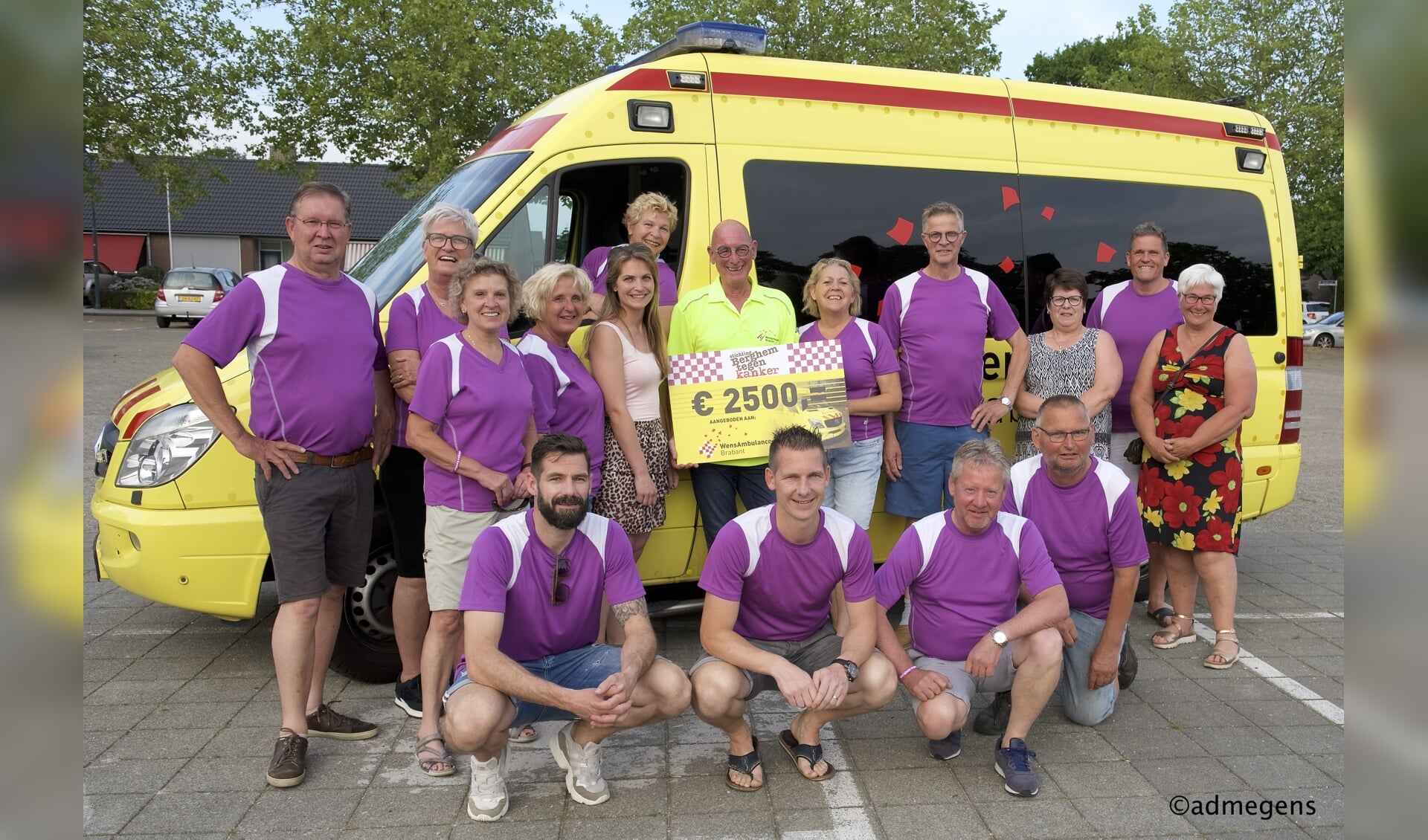 Stichting Berghem tegen Kanker reikt een cheque uit aan WensAmbulance Brabant. (Foto: Ad Megens)