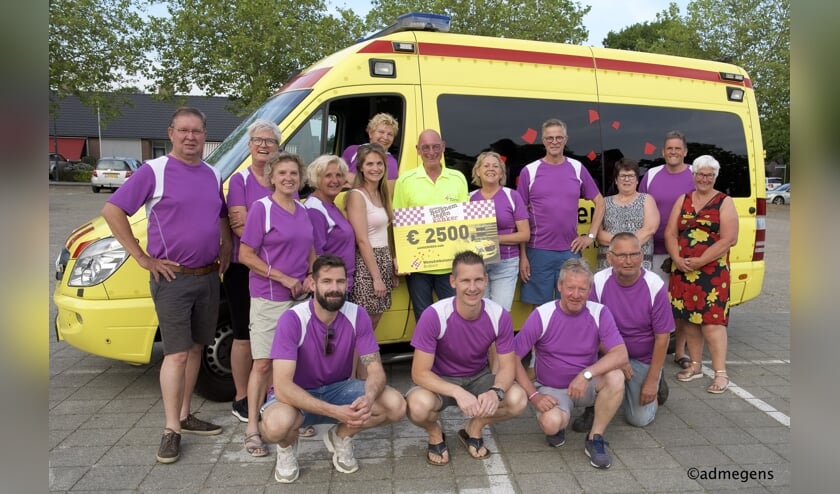 Stichting Berghem tegen Kanker reikt een cheque uit aan WensAmbulance Brabant. (Foto: Ad Megens)