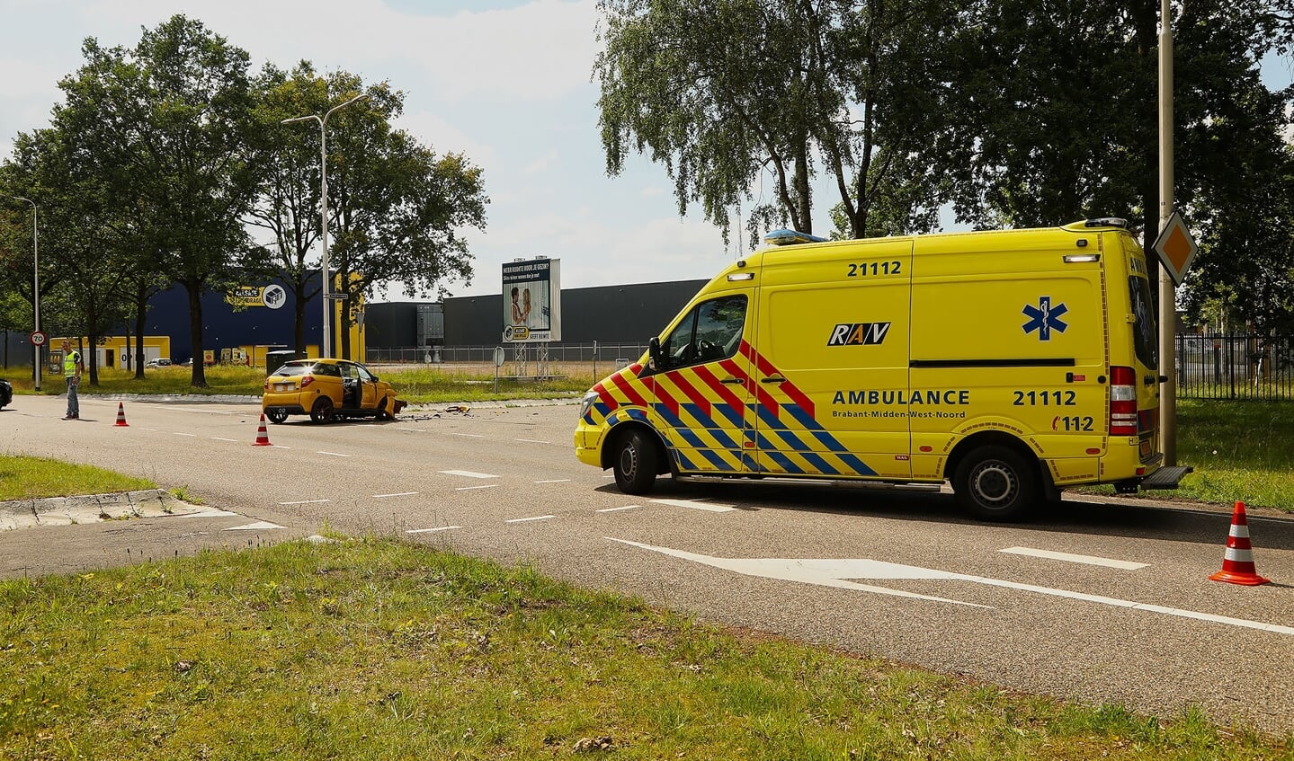 Gewonde bij ongeval tussen brommobiel en bestelbus. (Foto: Gabor Heeres / Foto Mallo)