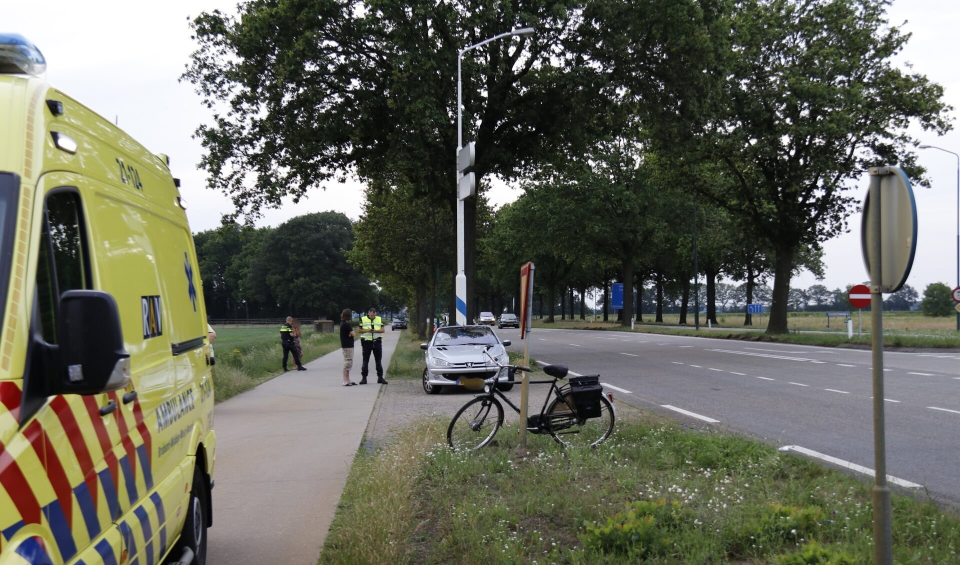 Bij een ongeval op de Middenpeelweg in Wilbertoord is een fietser zwaargewond geraakt.