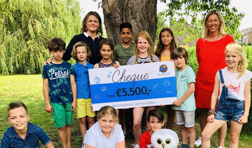 Justin, rechtsonder met een knuffel in zijn handen, en zijn klasgenootjes.
