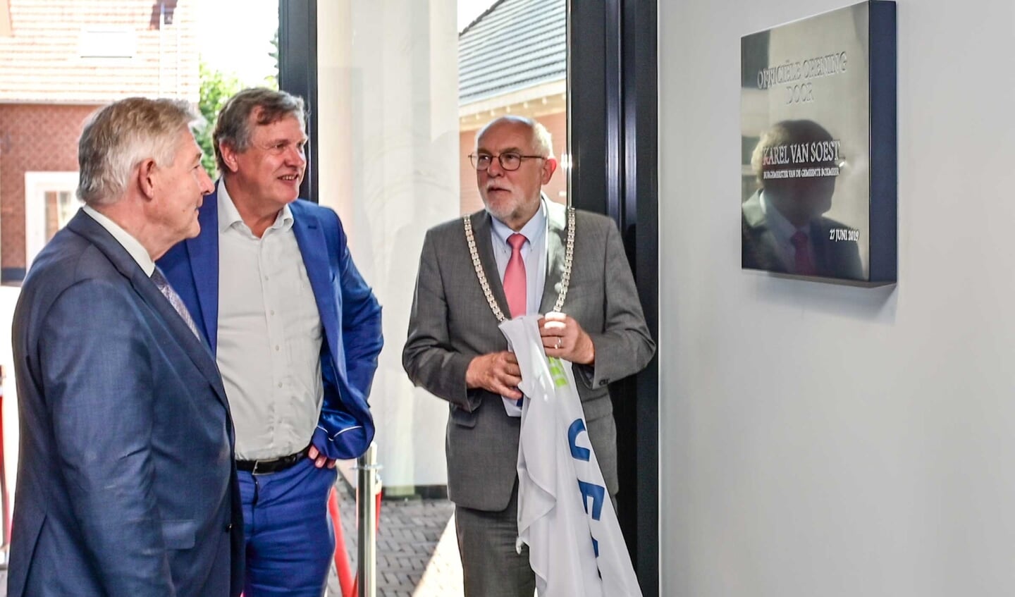 V.l.n.r.: Thijs Hendrix, Antoon van den Berg en burgemeester Karel van Soest bij de plaquette ter gelegenheid van de opening.