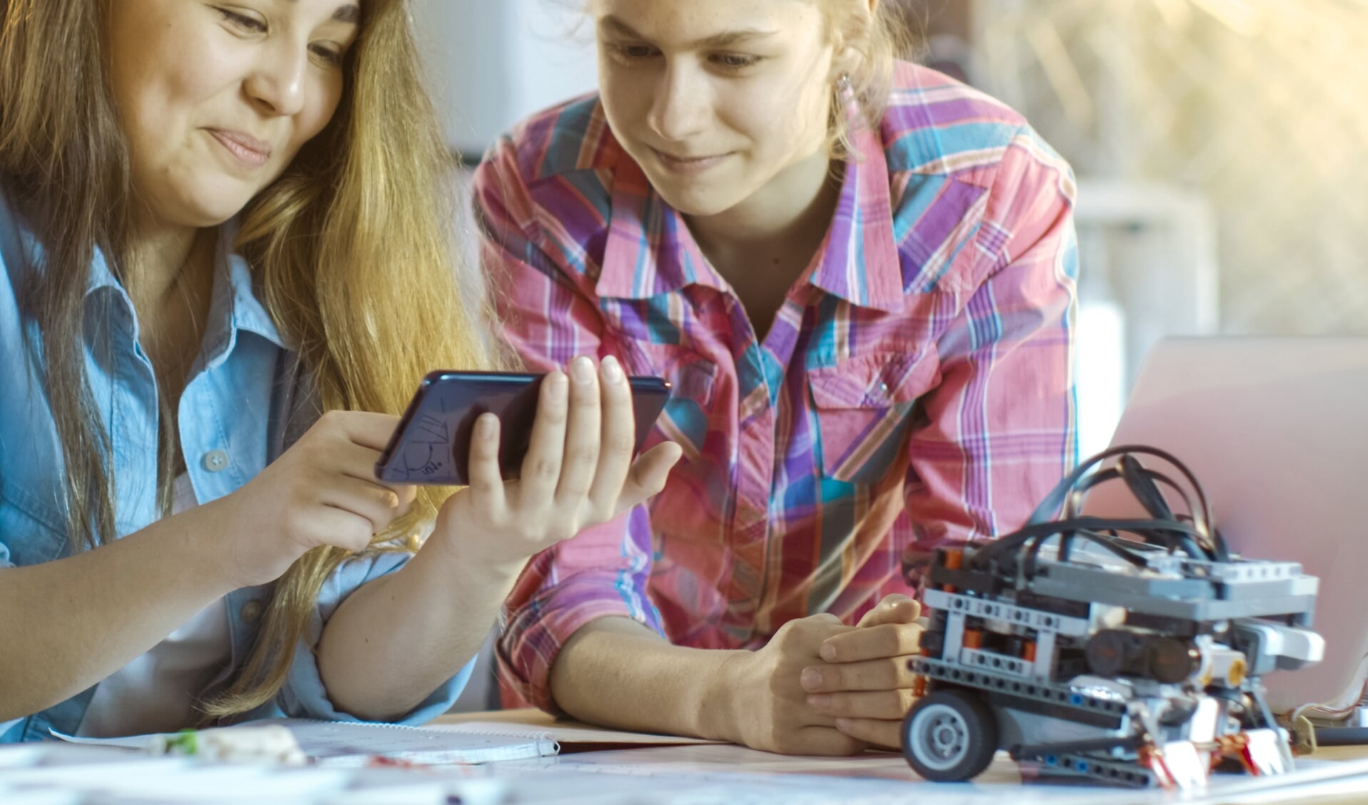 De Girls & Tech Dag is bedoeld voor meiden (10-16 jaar) die een carriere in de techniek overwegen.