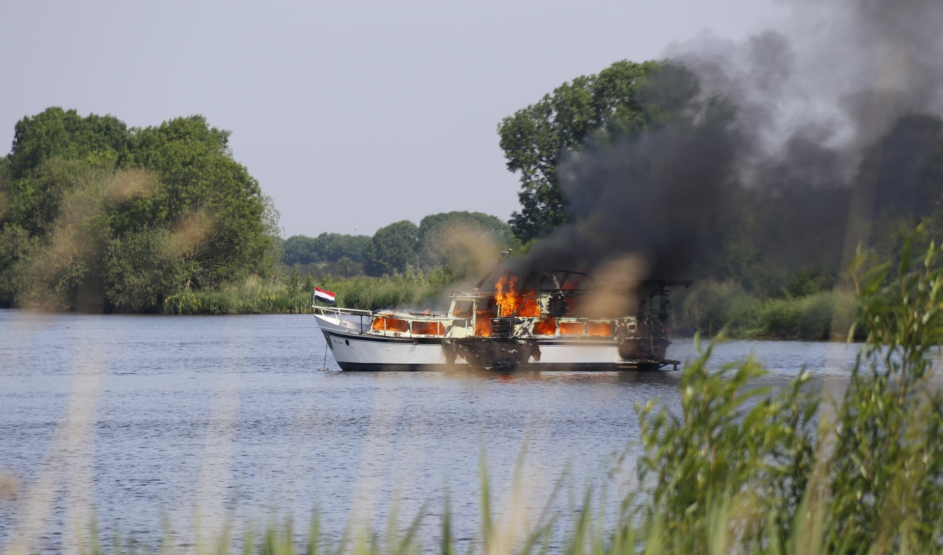 Speedboot op de Maas in brand.