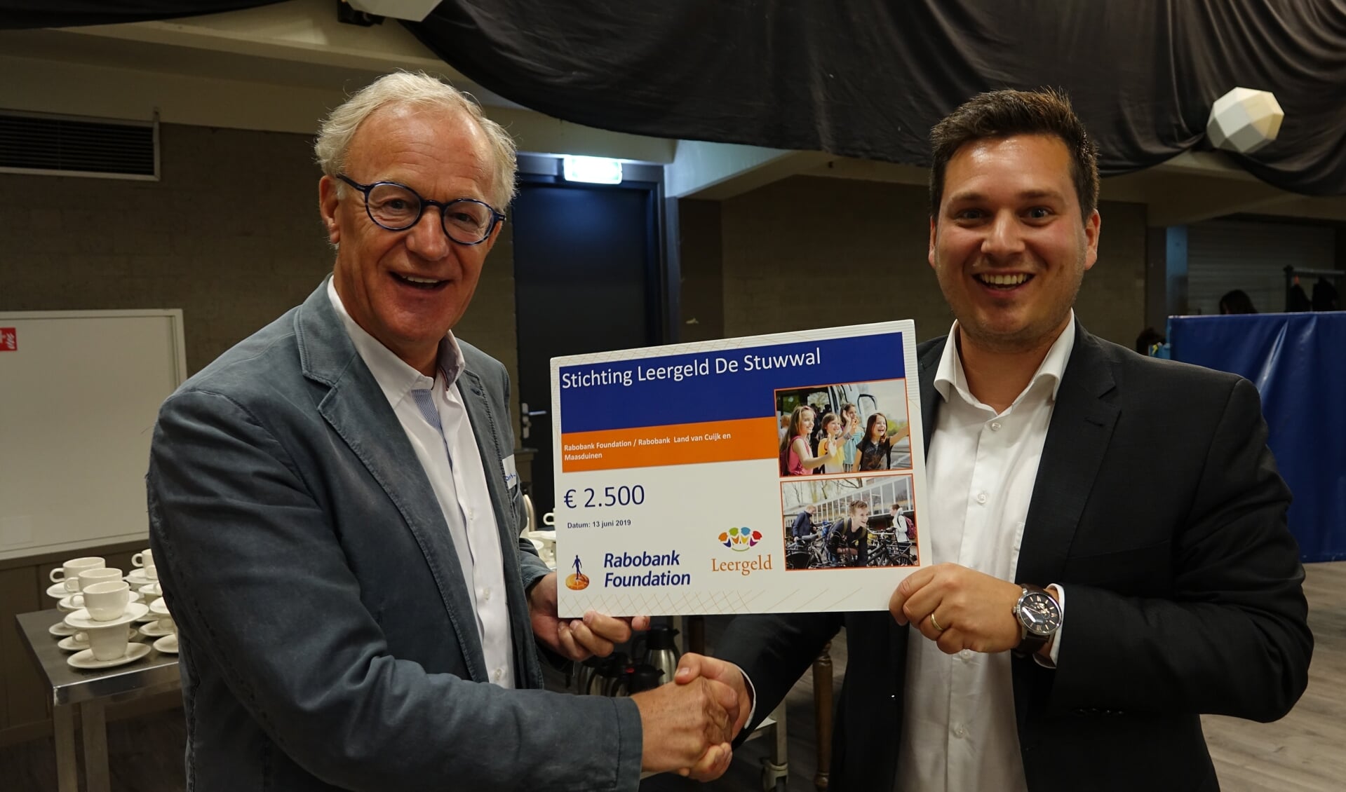 Manager Frank van Dalen van de RABO Foundation overhandigde de cheque aan Hans Stiekema van de Stichting Leergeld.