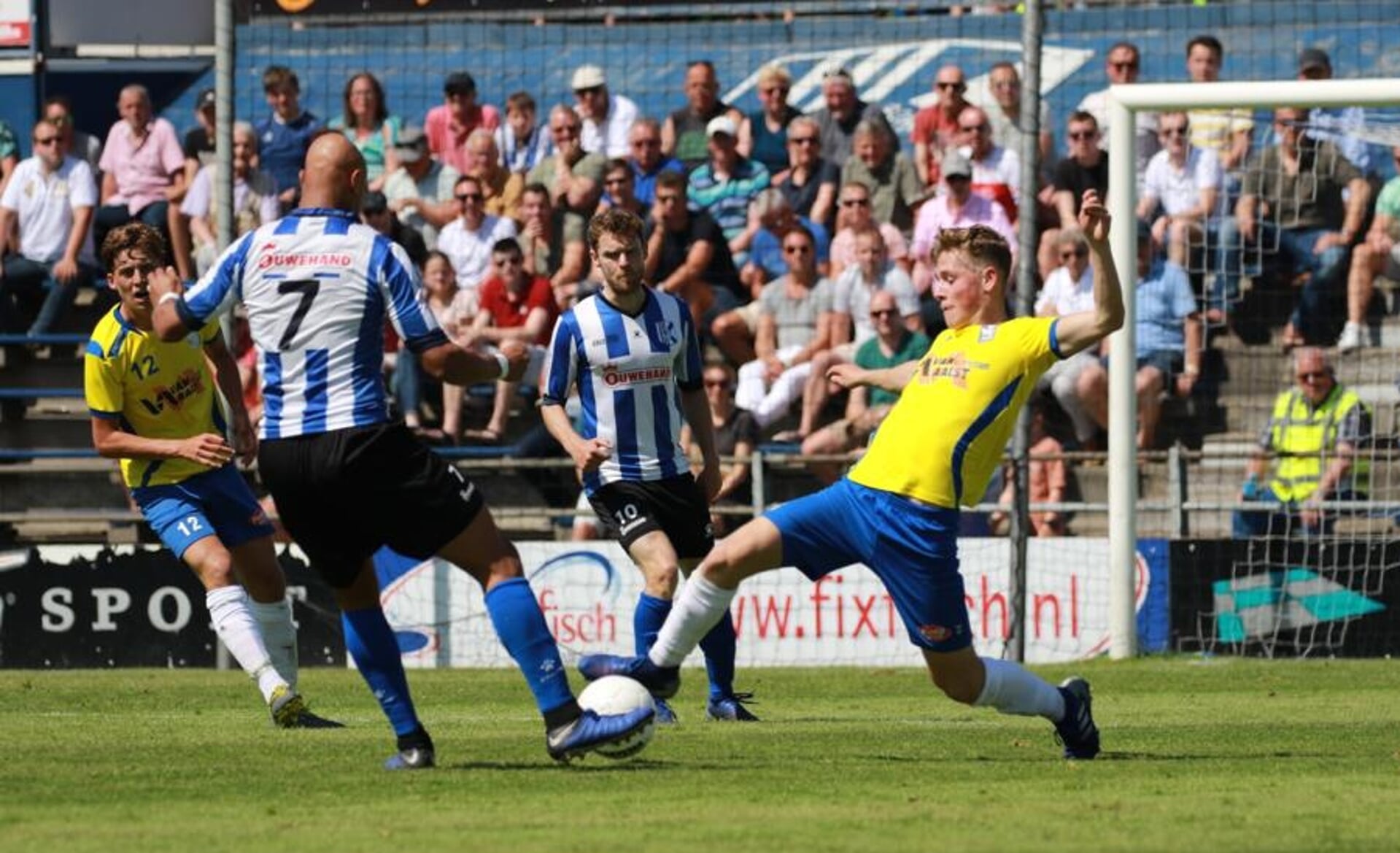 Kay Tejan met nummer 7 als speler van Quick Boys tegen O.S.S.'20. (Foto: Jeroen Engelen)