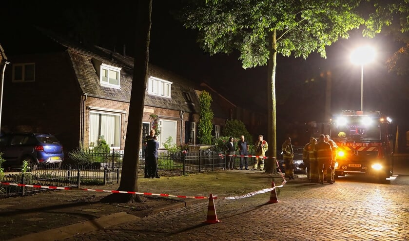 Autobrand in Ussenstraat. (Foto: Gabor Heeres / Foto Mallo)