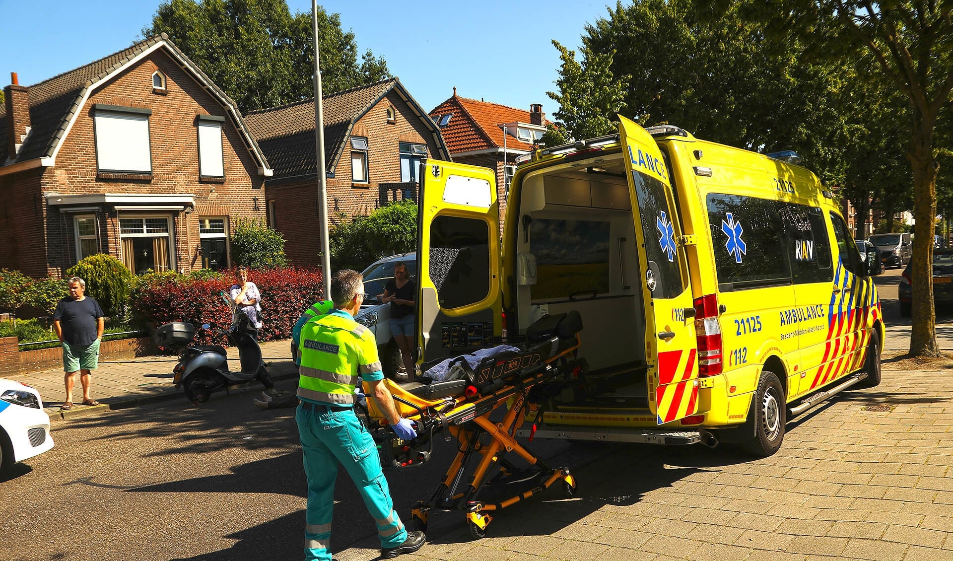 Scooterrijdster gewond bij ongeval op Kromstraat. (Foto: Gabor Heeres / Foto Mallo)