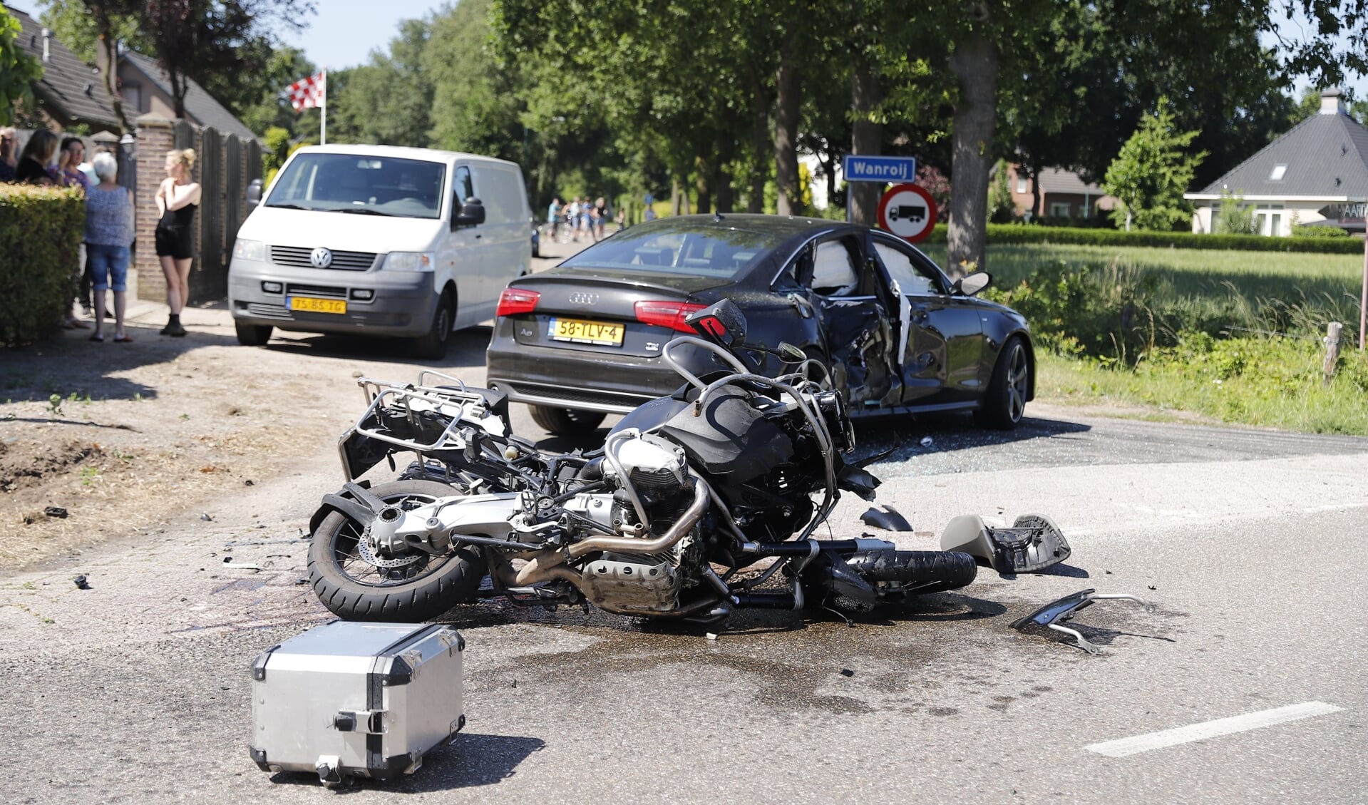 Een motorrijder is vanmiddag bij een ongeluk in Wanroij gewond geraakt.