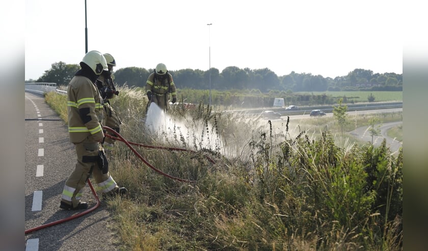 Een stuk berm over nabij de brug over de A73 is vanavond afgebrand.