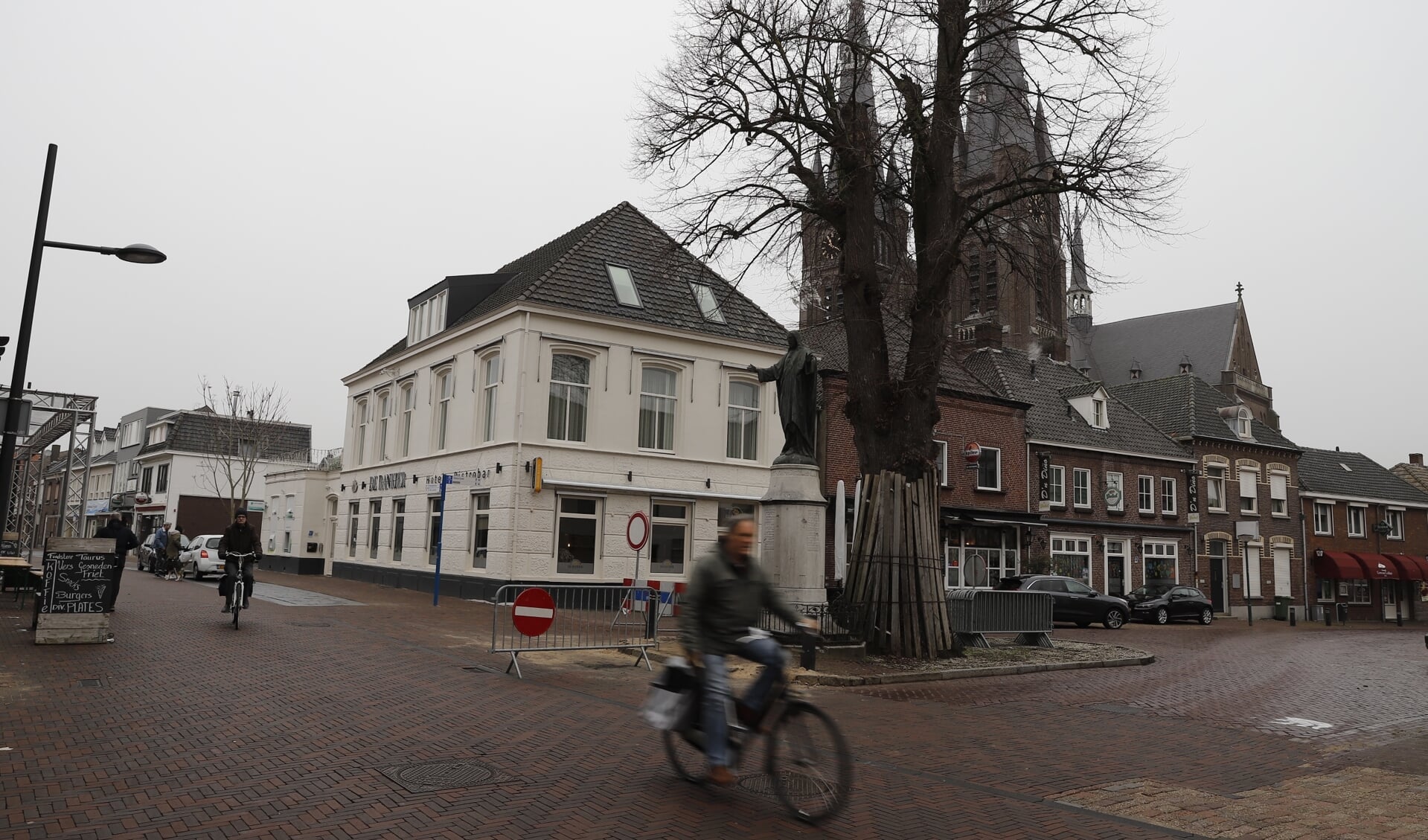 De Grotestraat in Cuijk wordt bij de Maasstraat tijdelijk afgesloten voor doorgaand verkeer.