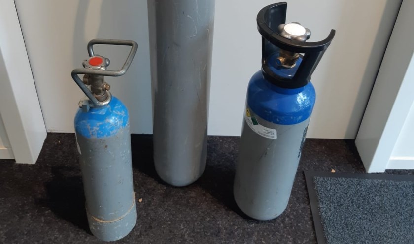 De politie heeft drie lachgasflessen in beslag genomen.