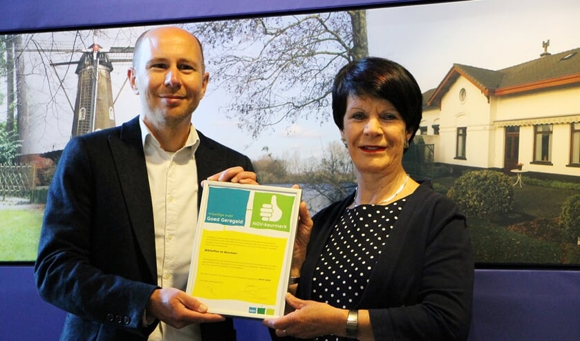 Cyril Crutz ontving uit handen van wethouder Willy Hendriks het NOV-keurmerk 'Goed geregeld!'