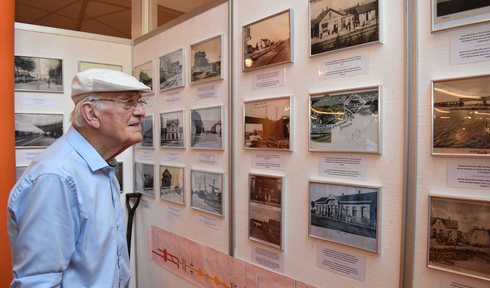 Jacob van Tankeren bekijkt de foto's van 150 jaar Duits Lijntje in de Gennepse kenniskeuken.