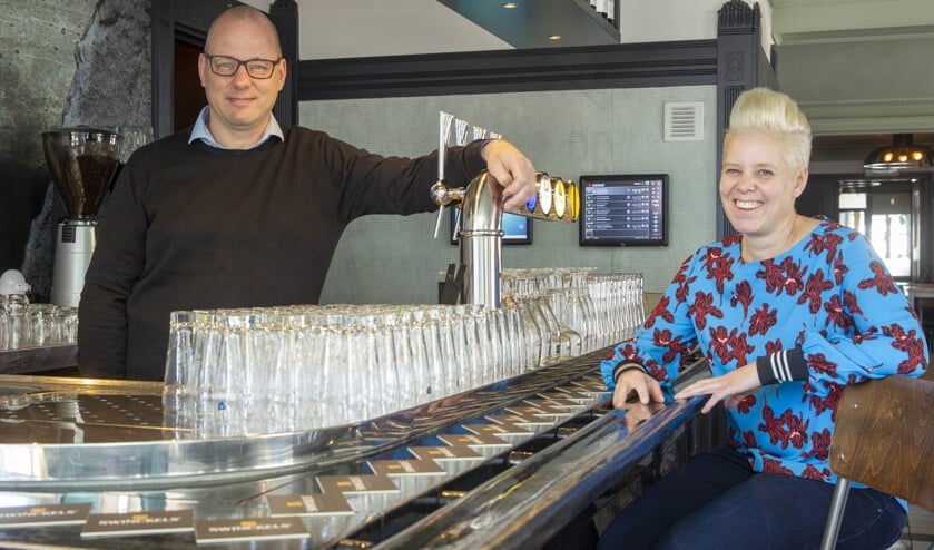 Jeroen en Debby bij de bar in het café (foto: Ad van de Graaf)