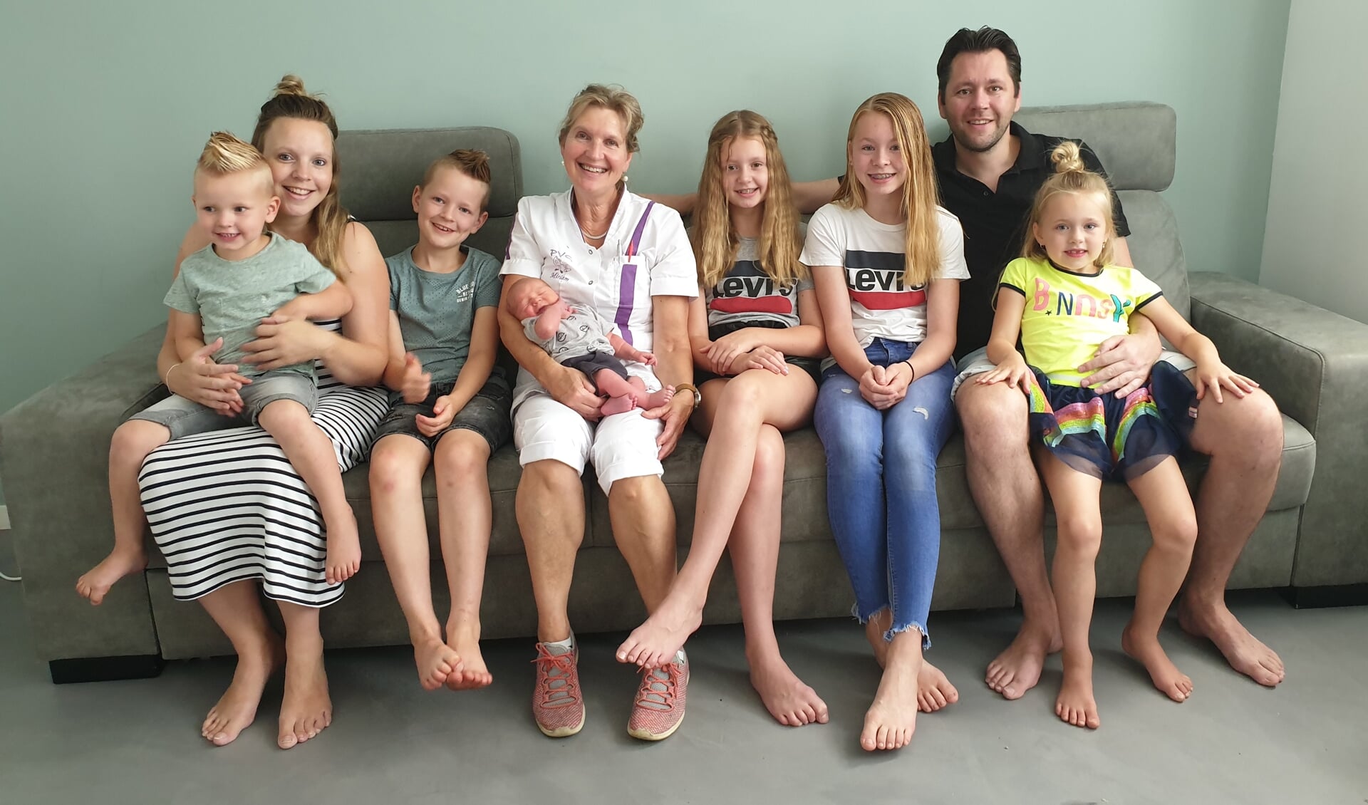 Miriam van Buytene (witte shirt) was de kraamverzorgster bij alle zes de kinderen van Susan en Edwin.