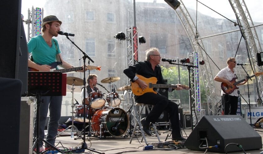 DutchRoses heeft een breed repertoire van voornamelijk golden oldies.