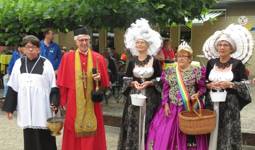 Bij 200 deelnemers moesten er maar liefst 600 boules gezegend worden.