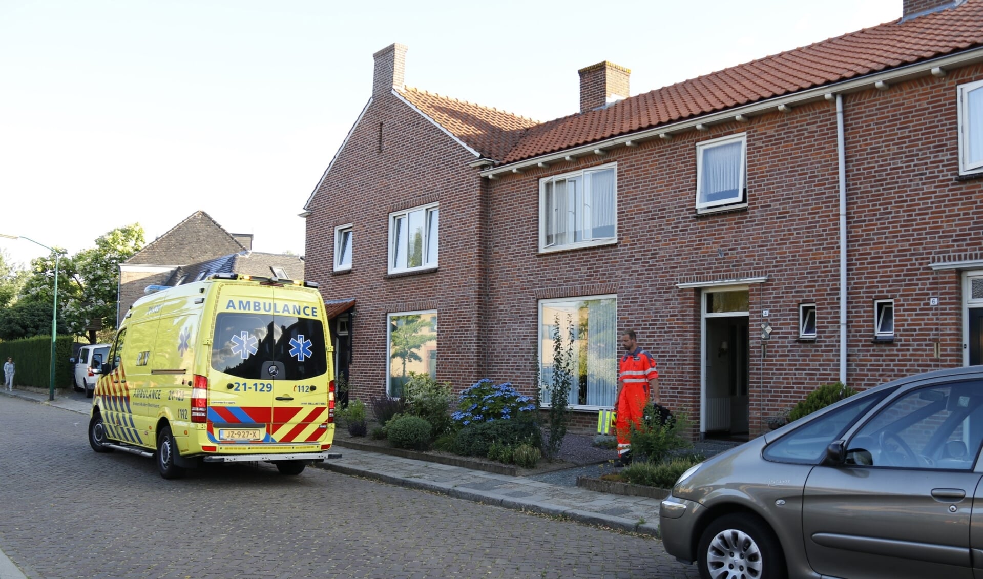Achter een woning aan de Irenestraat in Boxmeer is een vrouw gewond geraakt toen zij in de vijver viel. 