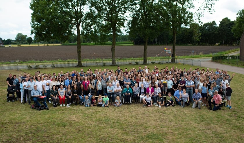 Bijna 250 leden van de familie Peters-Sluis waren in Mill voor een bijzondere familiereünie.