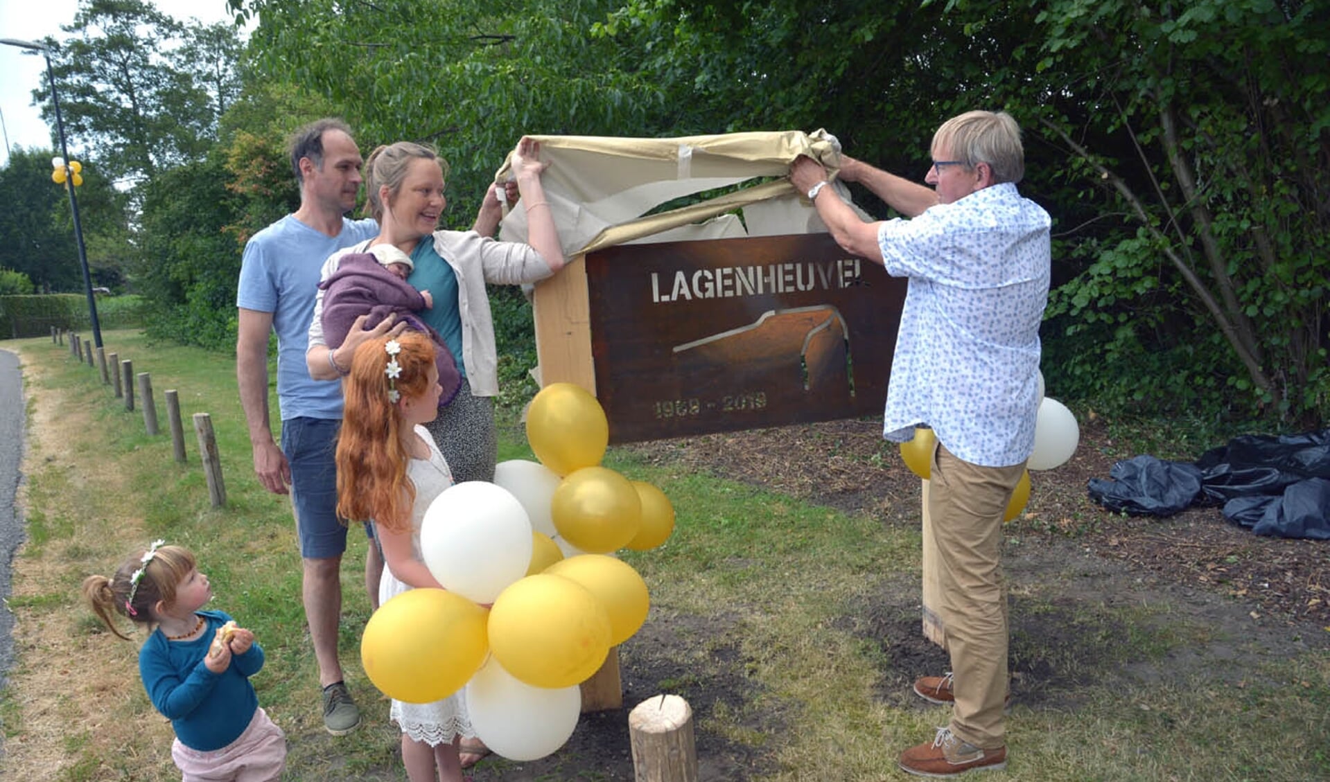 De oudste en de jongste buurtbewoner onthullen het herdenkingsbord (foto: Henk Lunenburg)
