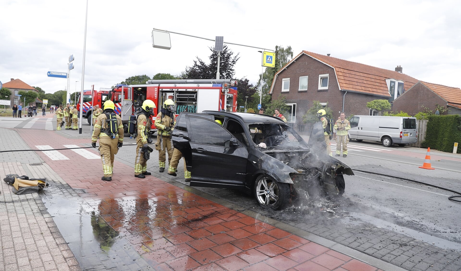 In Milsbeek is een auto uitgebrand.