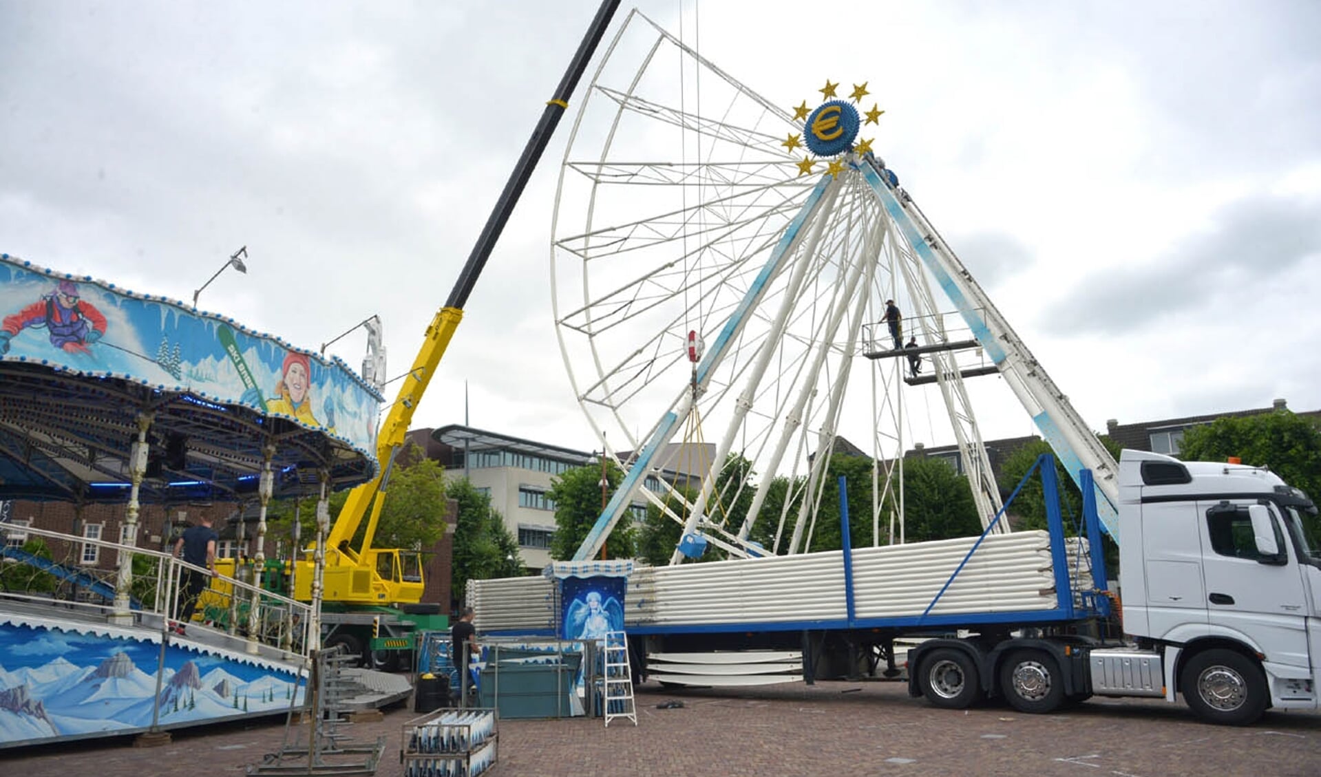 De opbouw van het reuzenrad gisteren (foto: Henk Lunenburg)