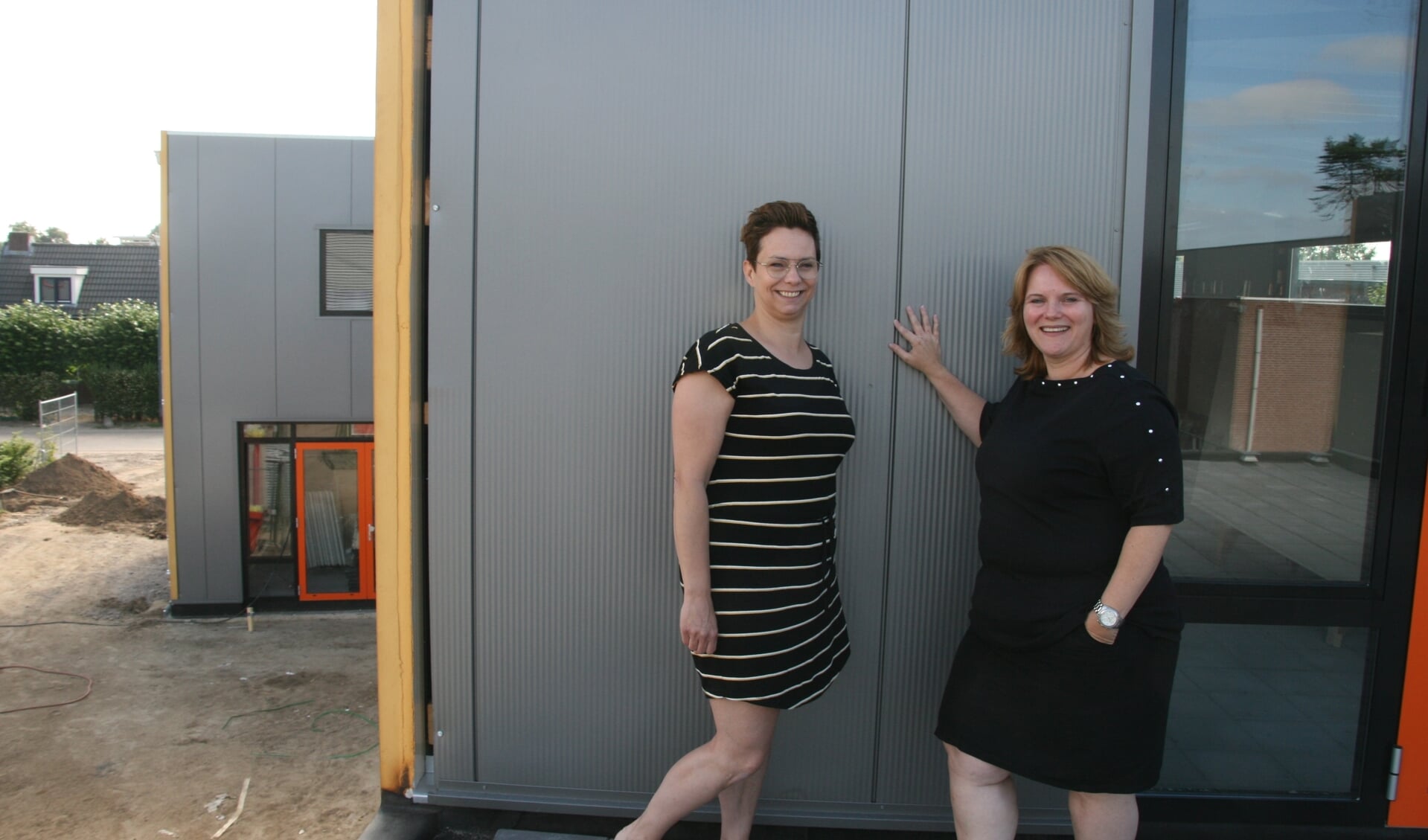 Chantal Spanjaard en Susan van Doren op het dakterras van de nieuwe BSO van Kinderopvang Eerste Klas in Cuijk. 'De nieuwbouw biedt ons veel nieuwe mogelijkheden.'
