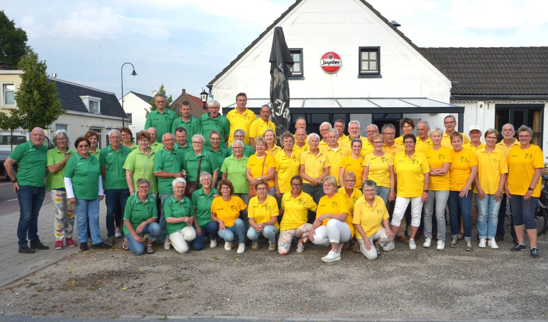De leden van Volkel Loopt, te herkennen aan hun gele en groene shirts (foto: Henk Lunenburg)
