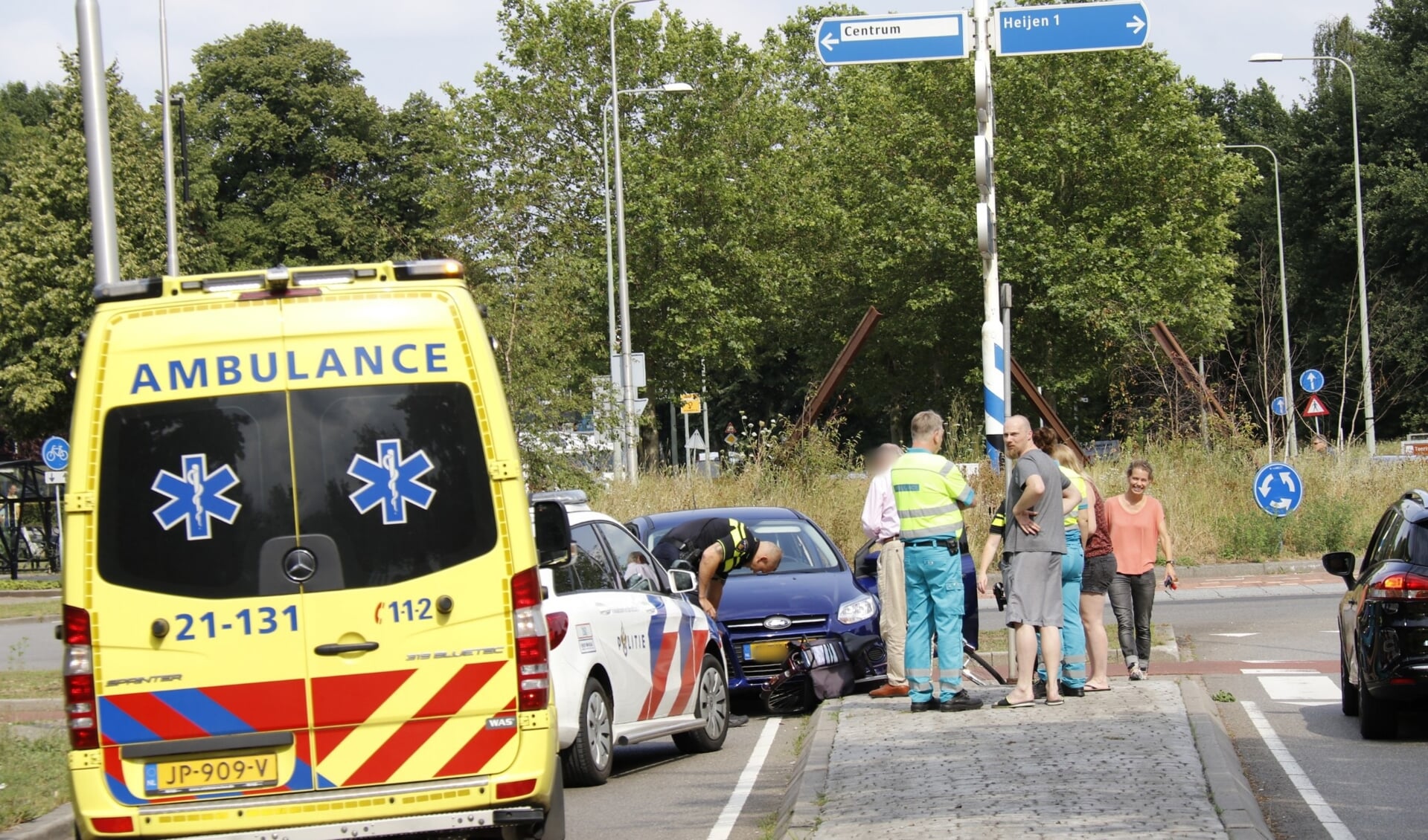 Een fietsster is vanavond op de rotonde de Brabantweg in Gennep geschept door een afslaande automobilist. De vrouw kwam hard ten val, maar liep geen verwondingen op.