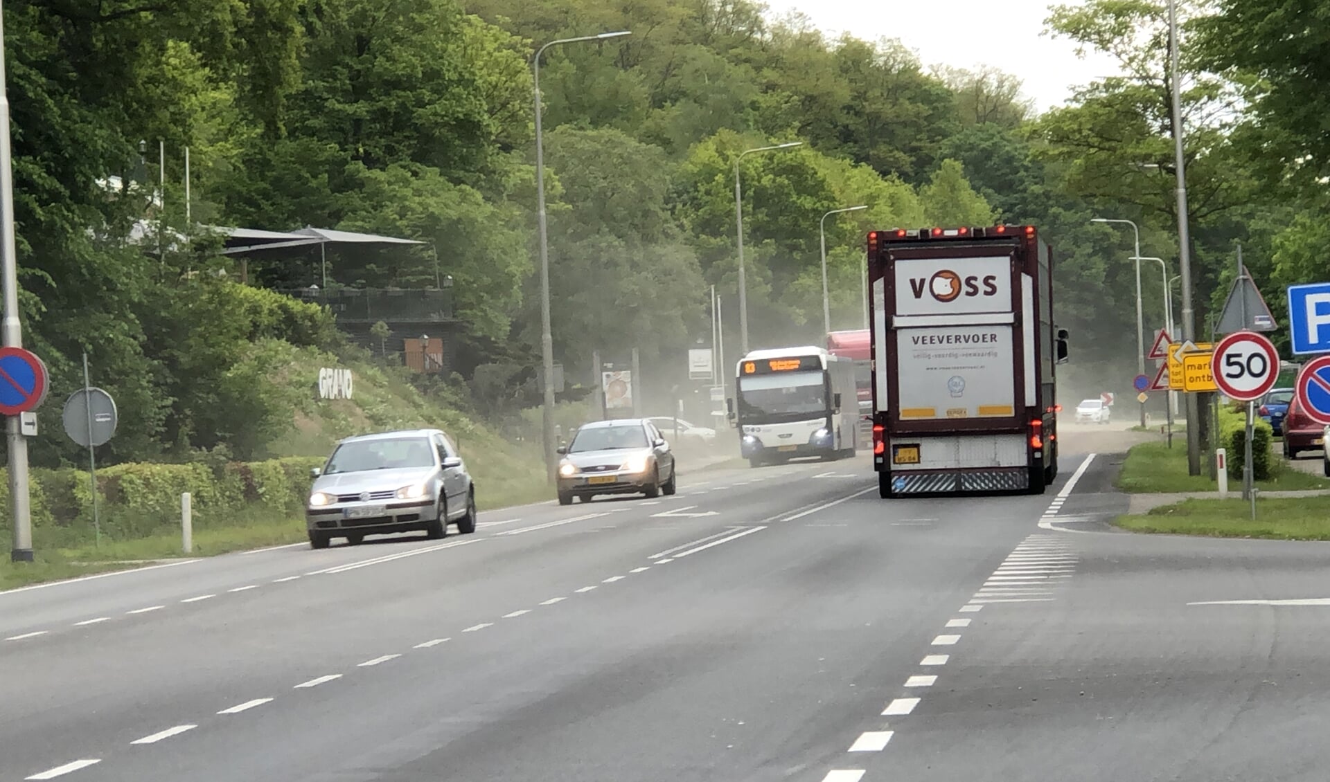 De N271 bij Plasmolen wordt voetgangersvriendelijk als het gebied straks als shared space is ingericht. (foto: Jos Gröniger)