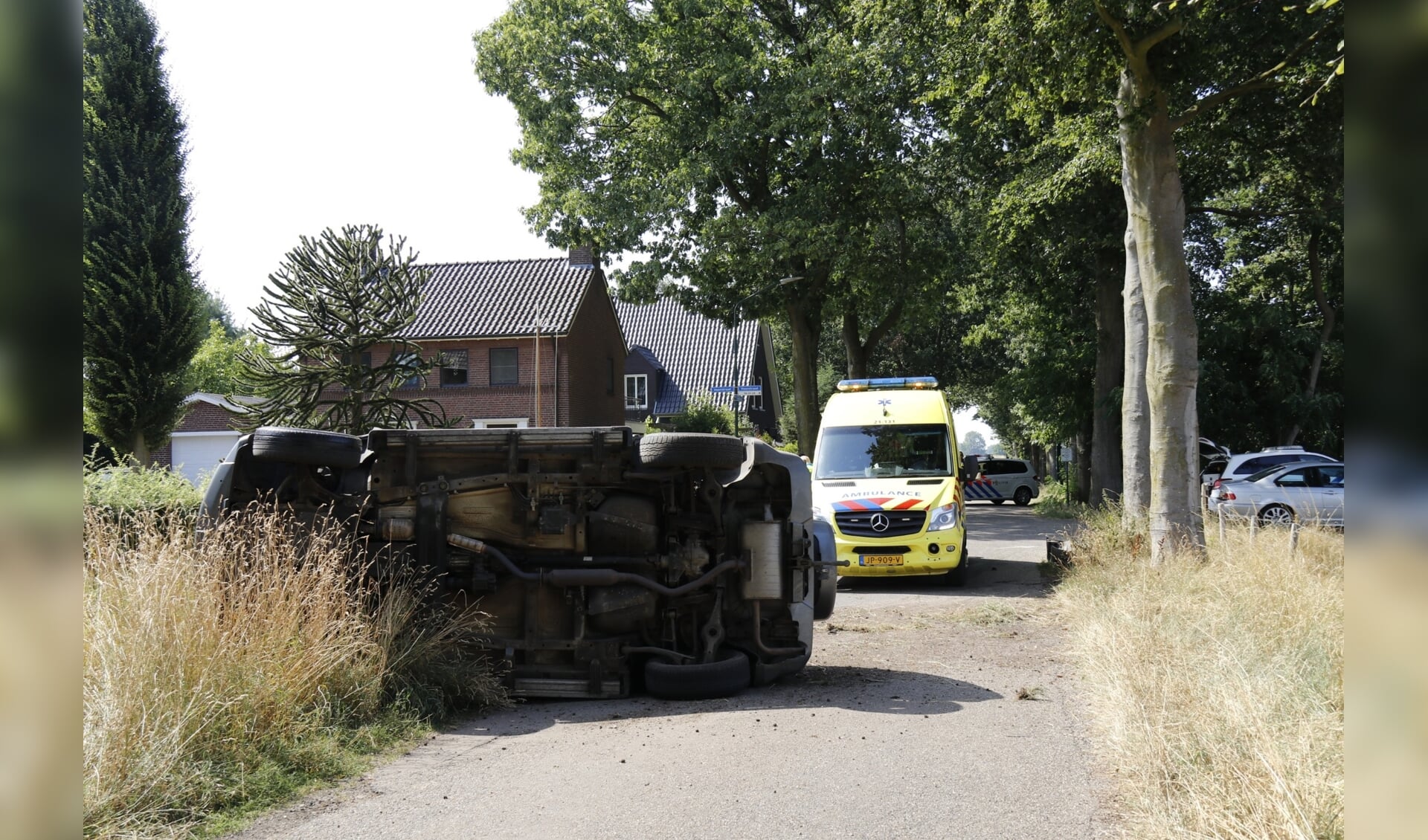 Auto slaat over de kop op Kloosterlaan in Sint Agatha.
