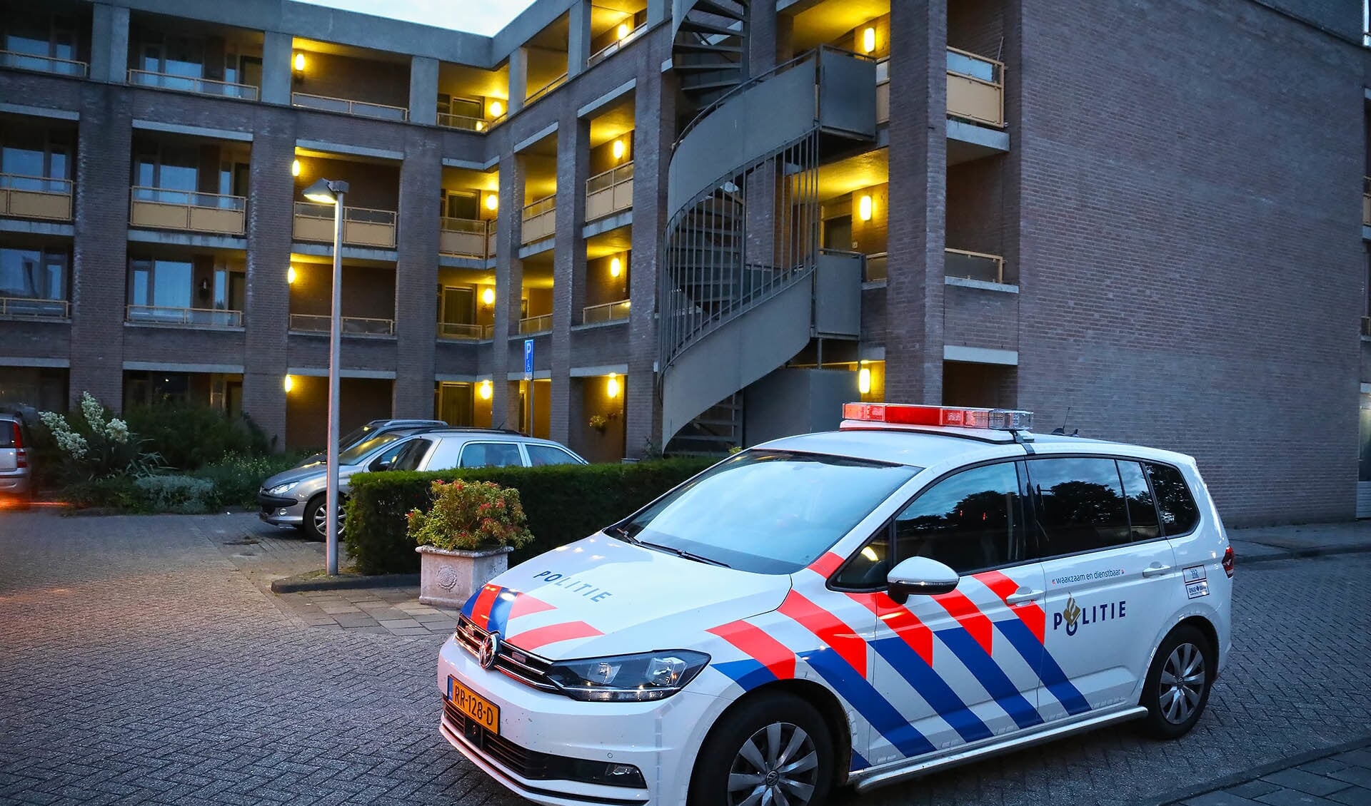 Politie bij appartementencomplex Jakob Goldsmidstraat. (Foto: Gabor Heeres / Foto Mallo)
