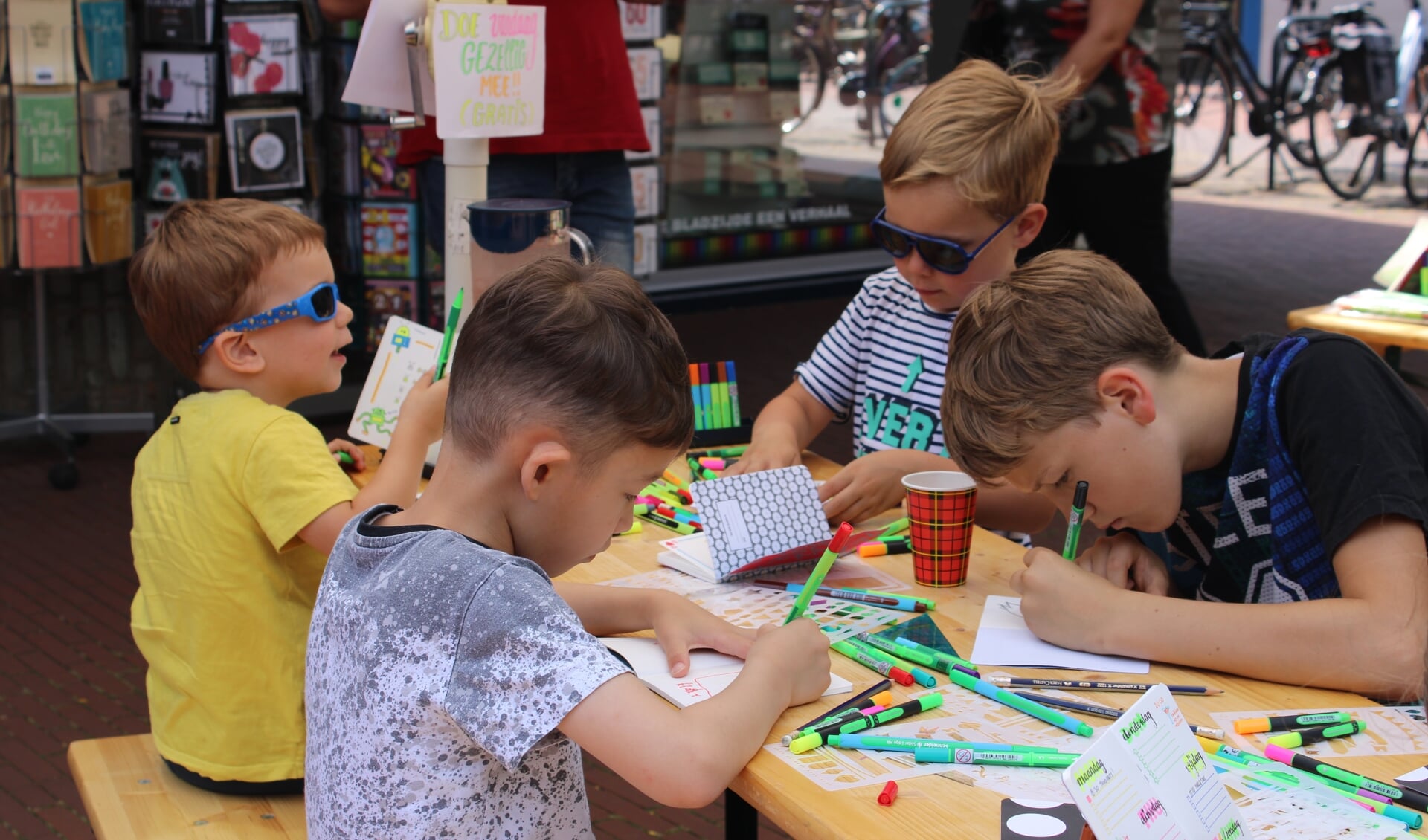 De kinderen werden niet gehinderd door het warme weer en deden hun best bij de kleurwedstrijd bij Schellen Boek- en kantoorboekhandel.