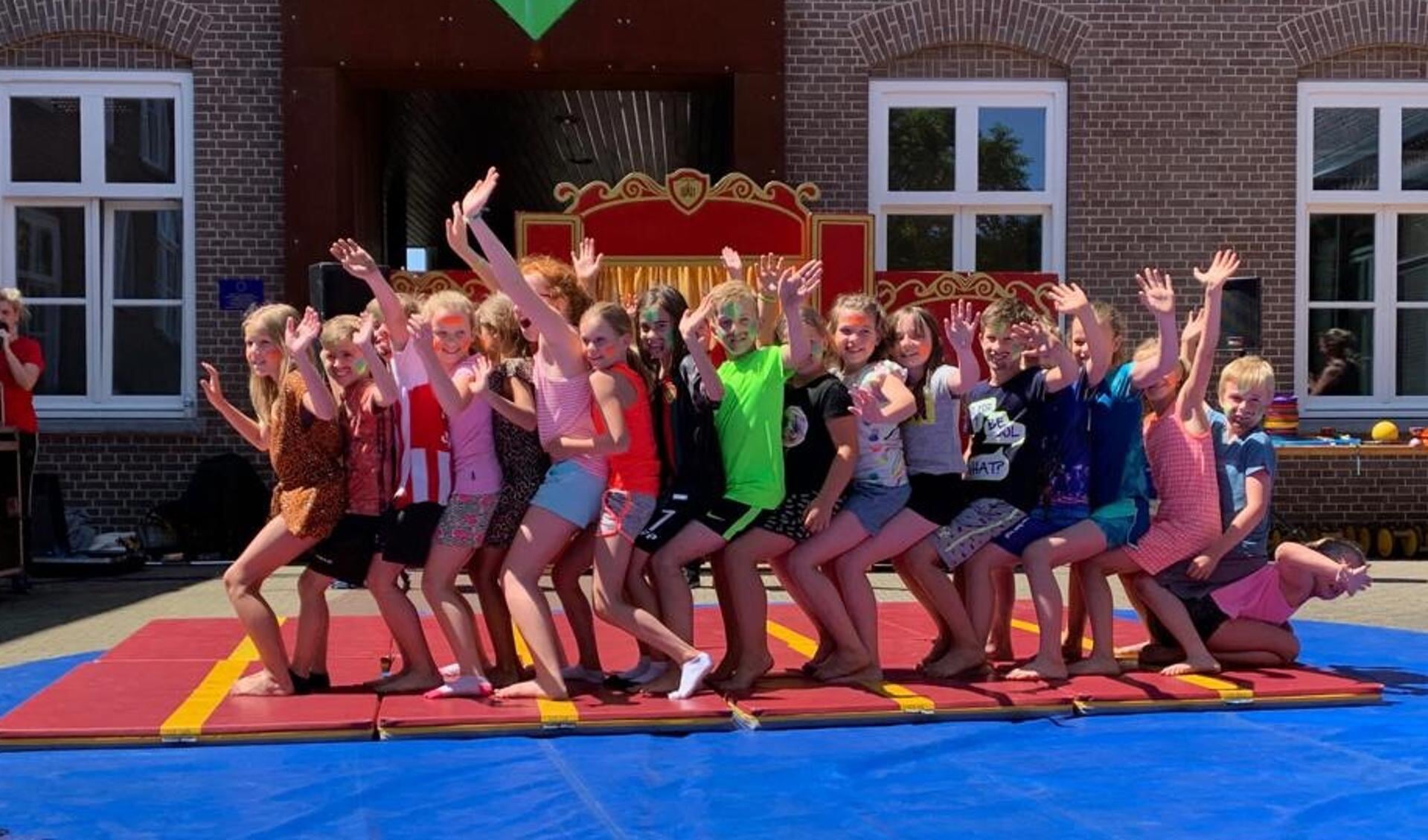 Kinderen van de Edith Steins Basisschool in Zijtaart maken plezier op de speciale circusdag. 